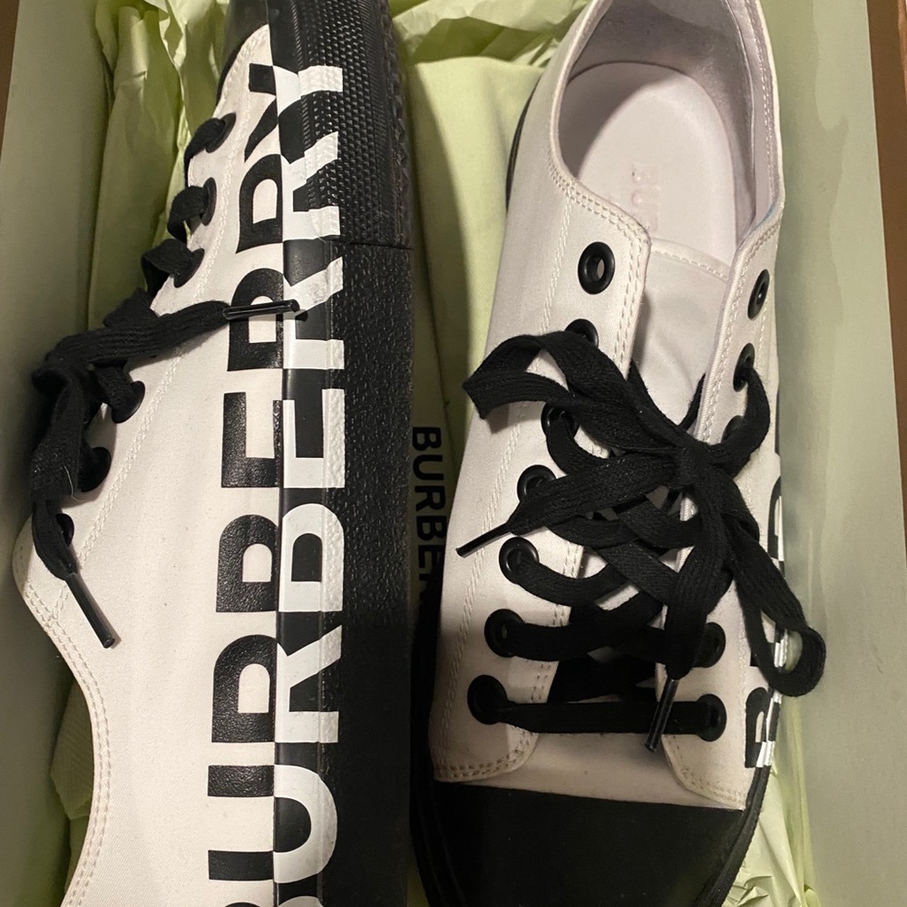 Men’s Burberry canvas sneaker size 9